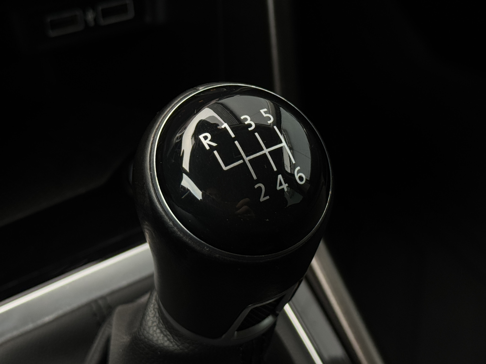 48697566-15.jpg