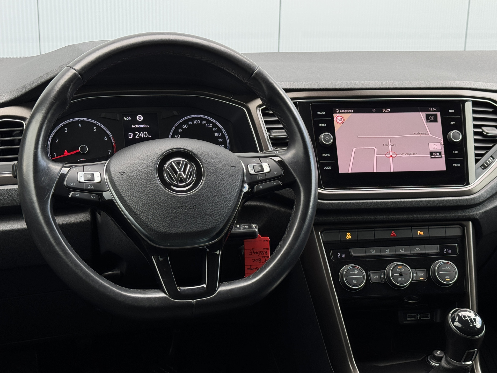 48697566-7.jpg